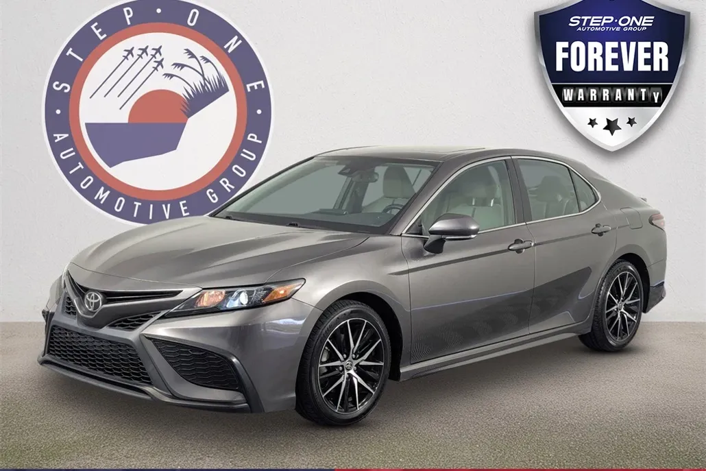 2022 Toyota Camry SE photo 1