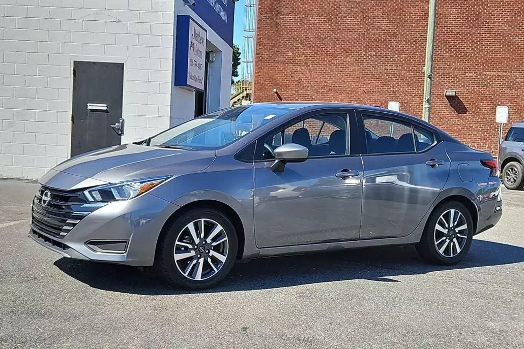 2023 Nissan Versa 1.6 SV photo 1