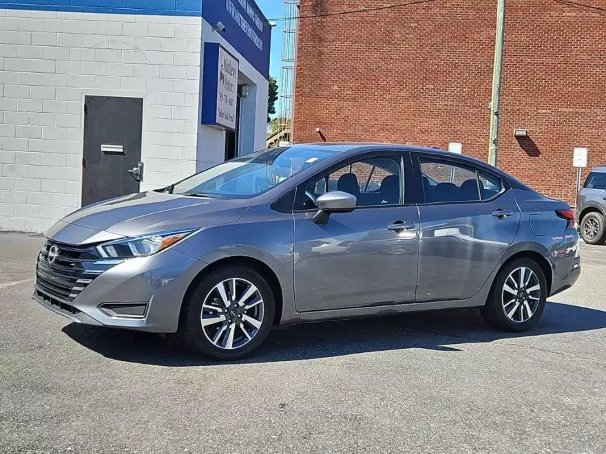 2023 Nissan Versa 1.6 SV photo 1