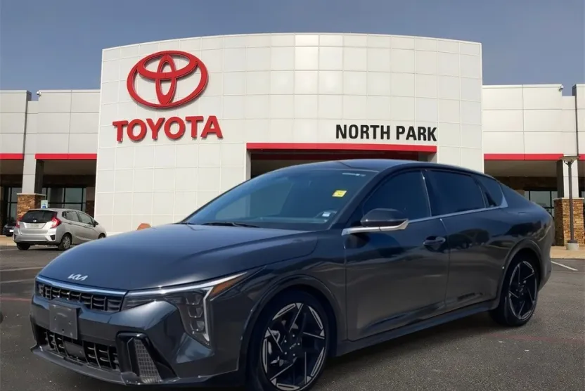 2025 Kia K4 GT-Line photo 1