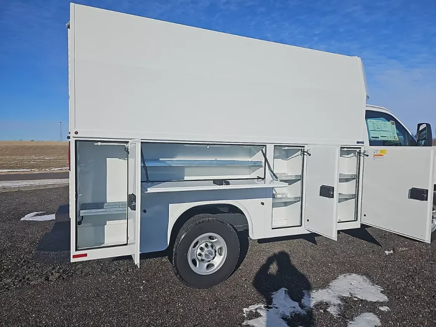 2024 Chevrolet Express Cutaway 3500 photo 1
