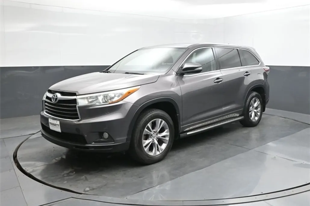 2015 Toyota Highlander LE photo 1