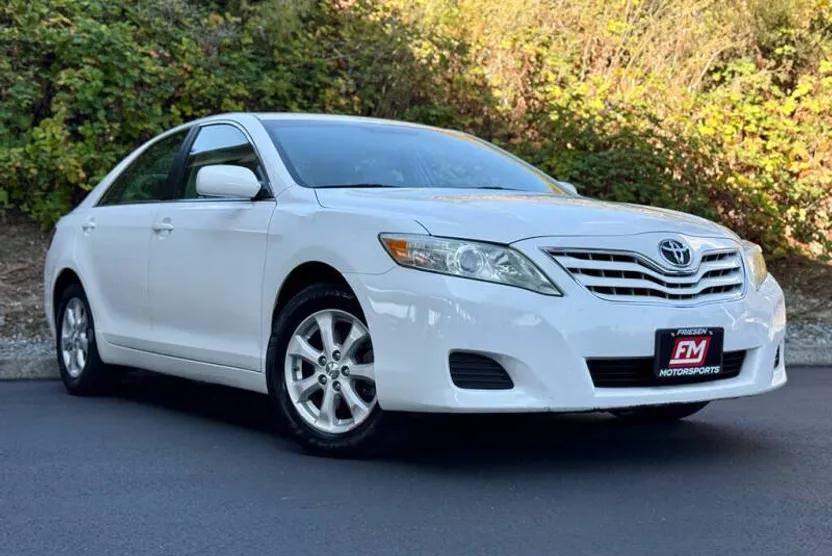2011 Toyota Camry SE photo 1