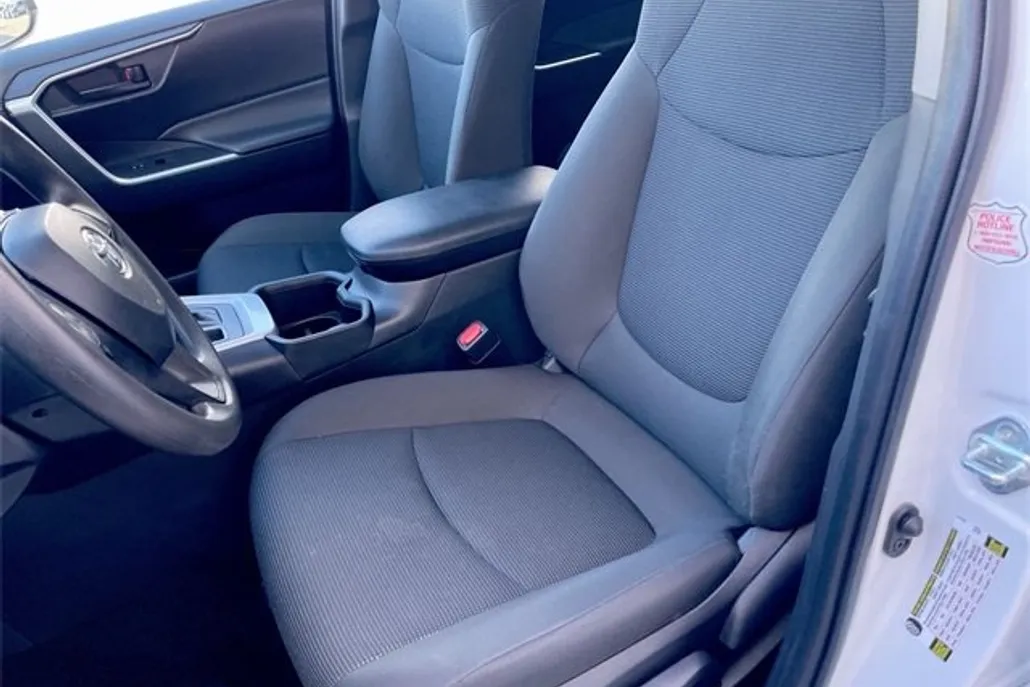 2024 Toyota RAV4 LE photo 1