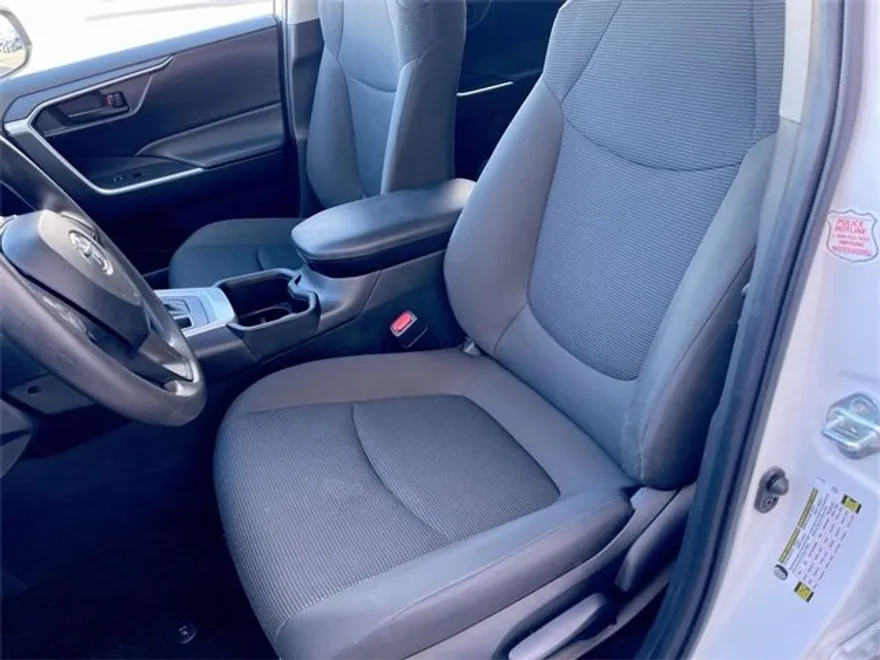 2024 Toyota RAV4 LE photo 1
