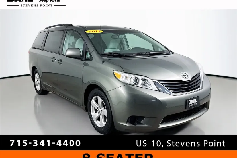 2011 Toyota Sienna LE photo 1