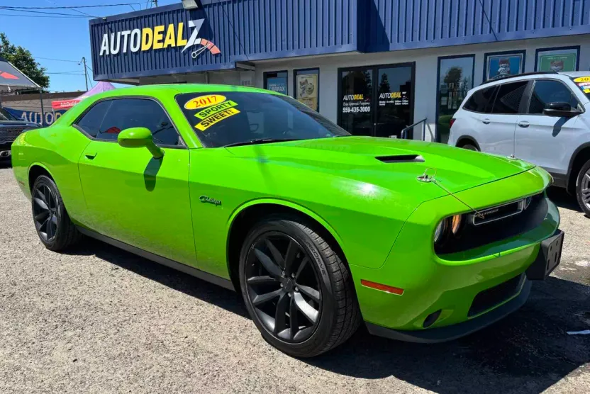 2017 Dodge Challenger SXT photo 1