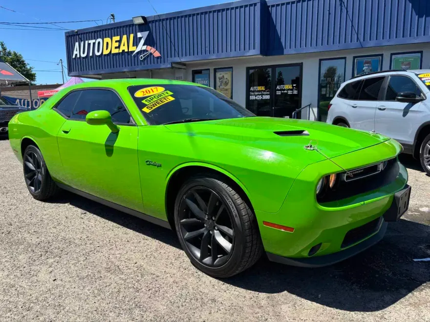 2017 Dodge Challenger SXT photo 1