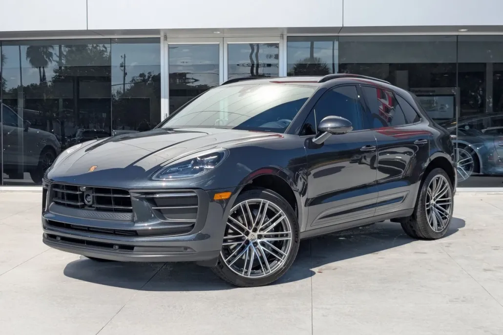 2025 Porsche Macan T photo 1