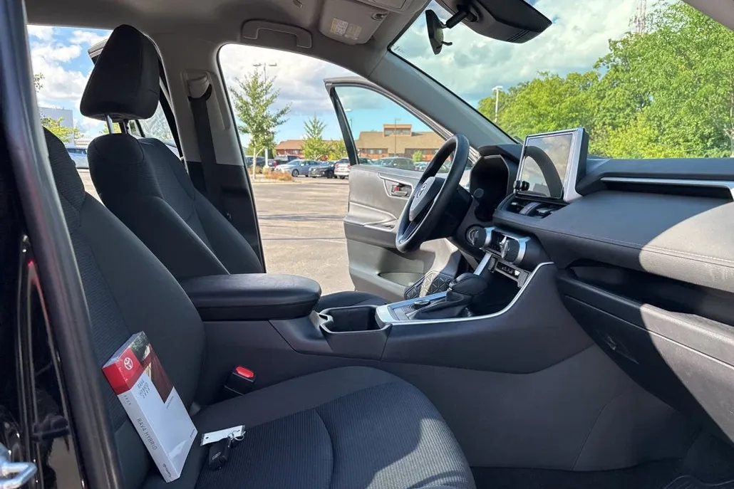 2025 Toyota RAV4 Hybrid LE photo 1
