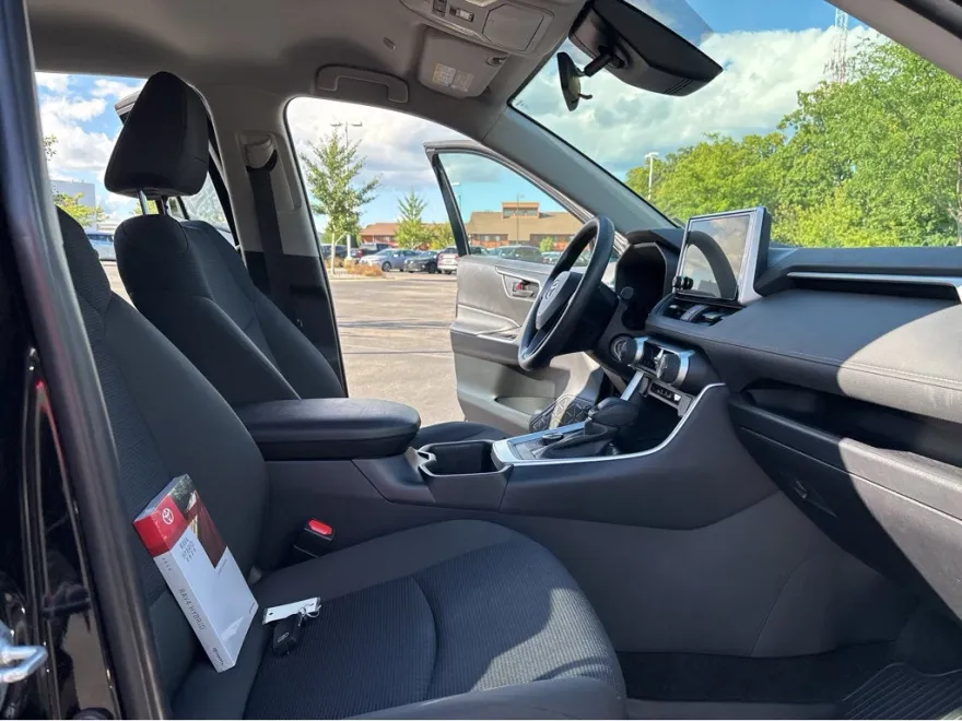 2025 Toyota RAV4 Hybrid LE photo 1