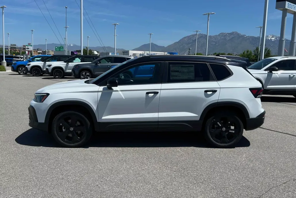 2025 Volkswagen Taos SE photo 1
