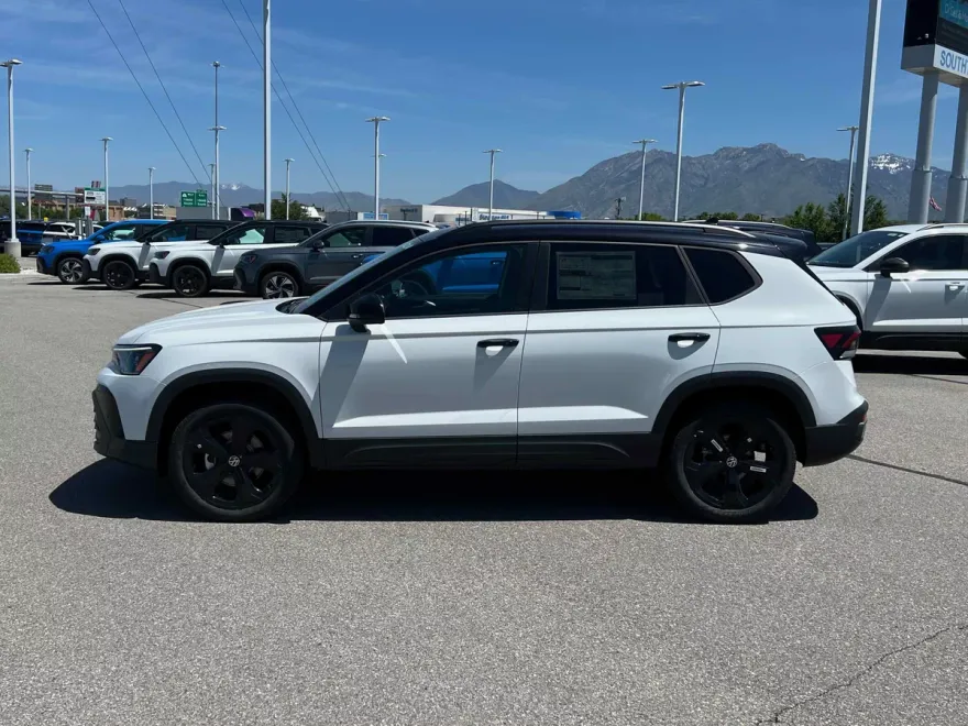 2025 Volkswagen Taos SE photo 1