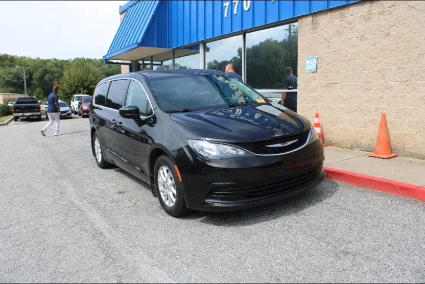 2017 Chrysler Pacifica Touring photo 1