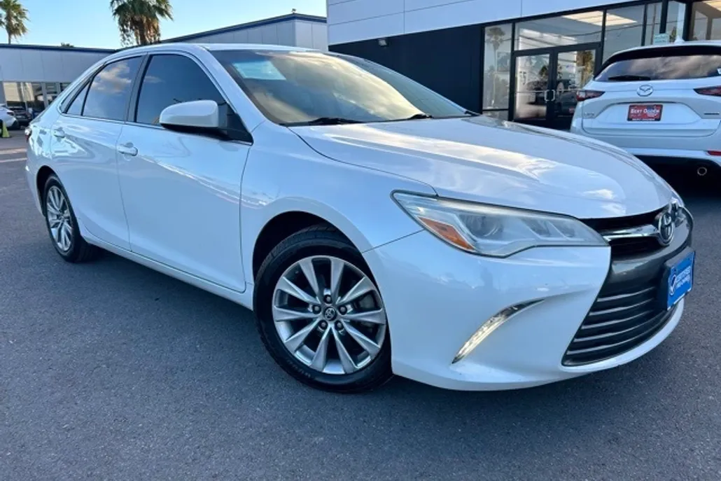 2017 Toyota Camry XLE photo 1