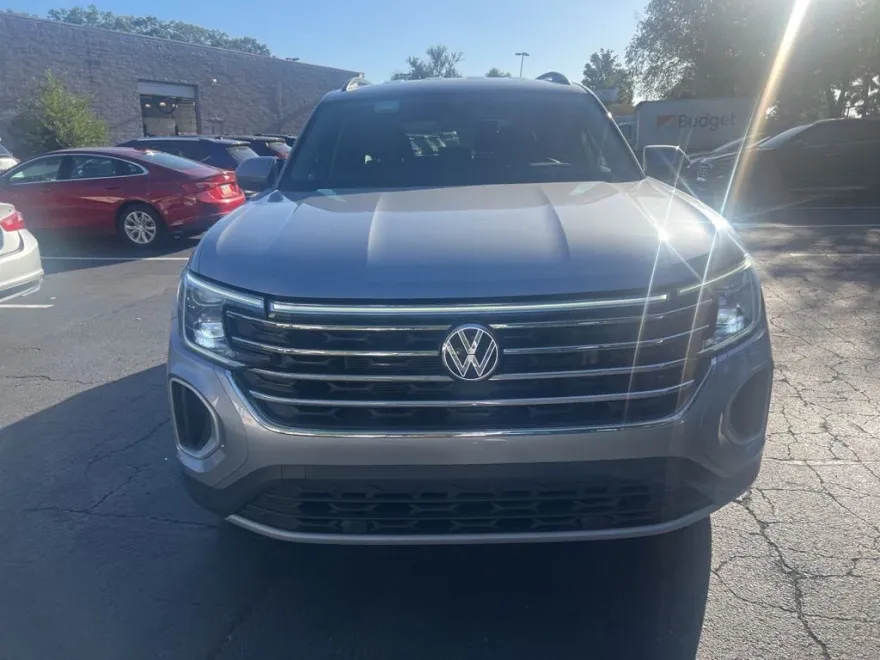 2025 Volkswagen Atlas SE Technology photo 2