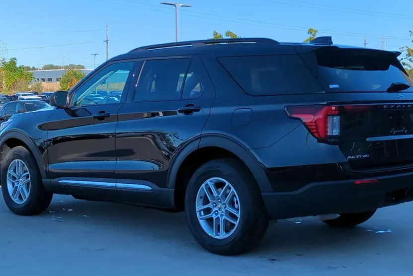 2025 Ford Explorer photo 1