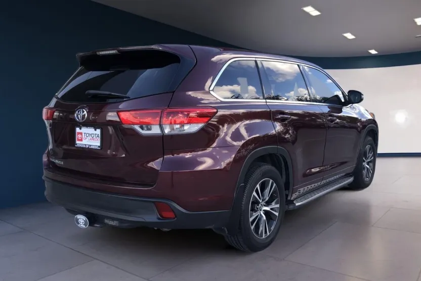 2018 Toyota Highlander LE photo 1
