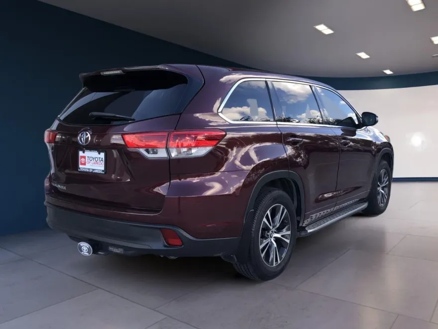 2018 Toyota Highlander LE photo 1