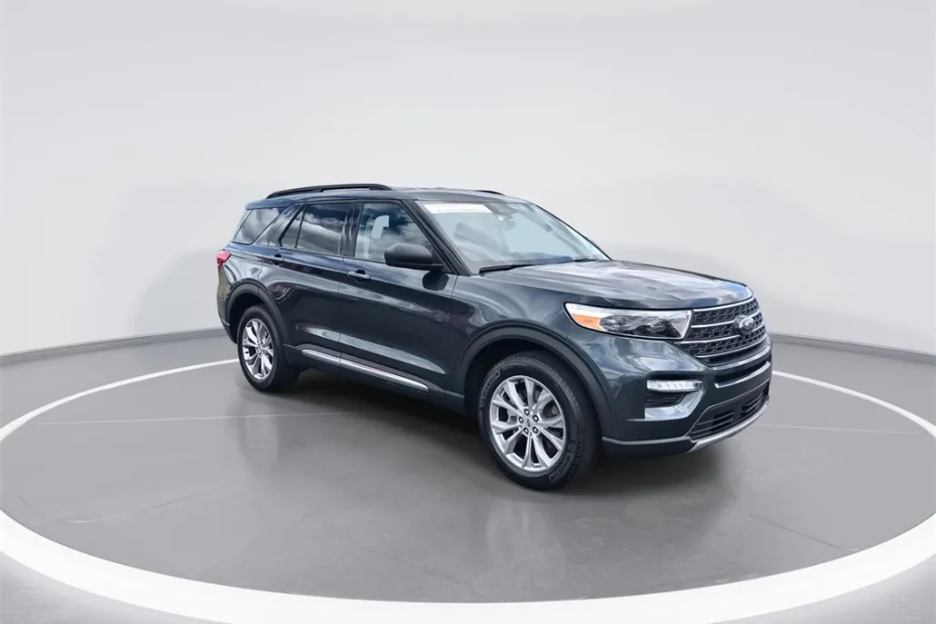 2023 Ford Explorer XLT photo 1