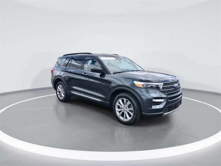 2023 Ford Explorer XLT photo 1