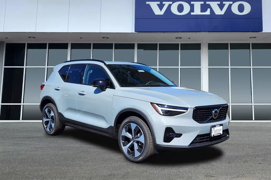 2026 Volvo XC40 Plus photo 1