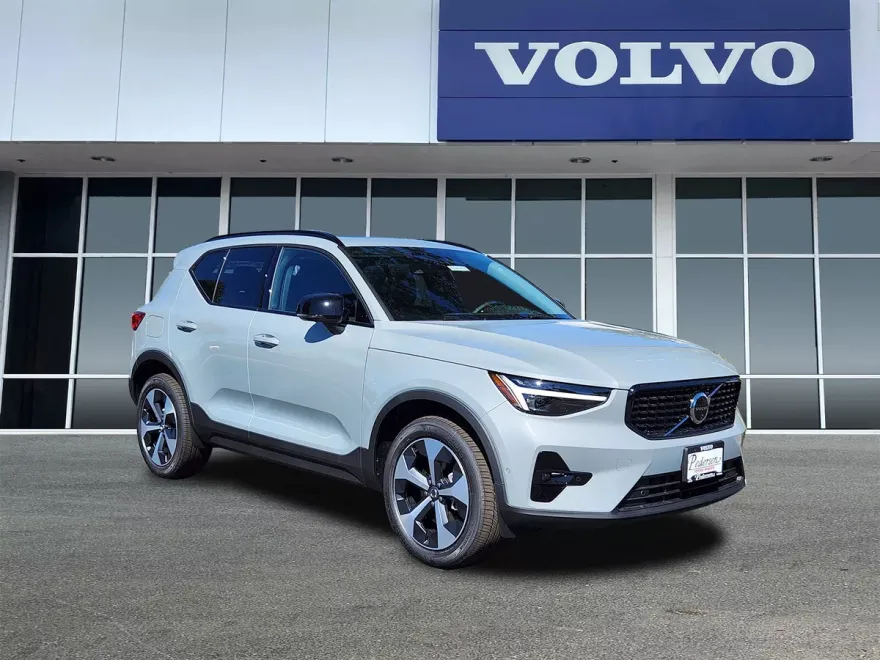 2026 Volvo XC40 Plus photo 1