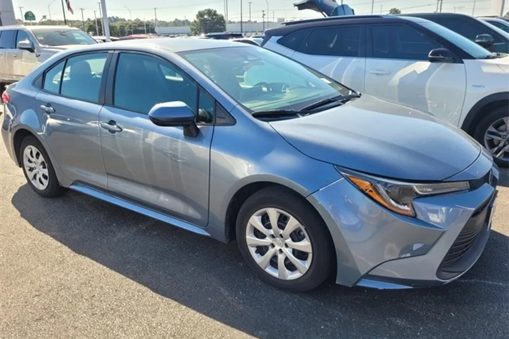 2024 Toyota Corolla LE photo 1