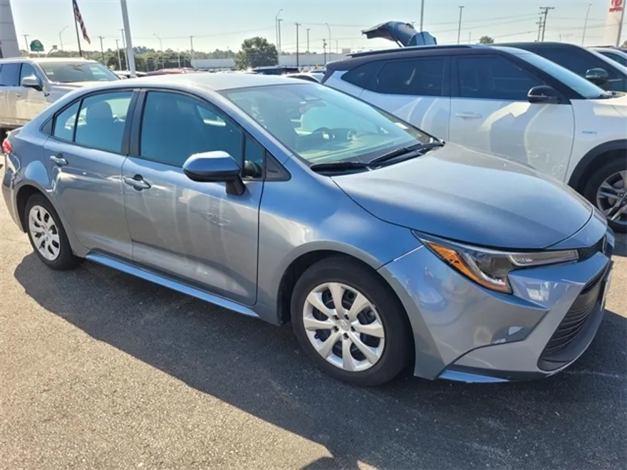 2024 Toyota Corolla LE photo 1