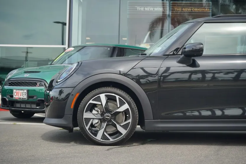 2025 Mini Cooper 2 Door Hardtop Iconic photo 1
