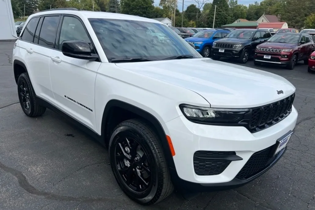 2025 Jeep Grand Cherokee Altitude photo 1