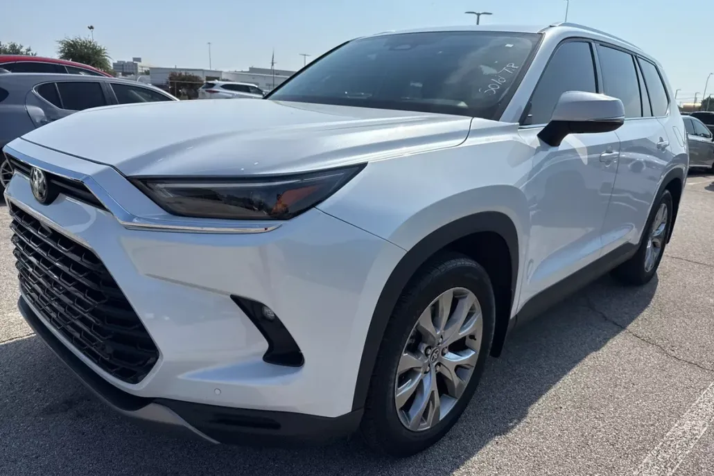 2024 Toyota Highlander Hybrid Limited photo 1