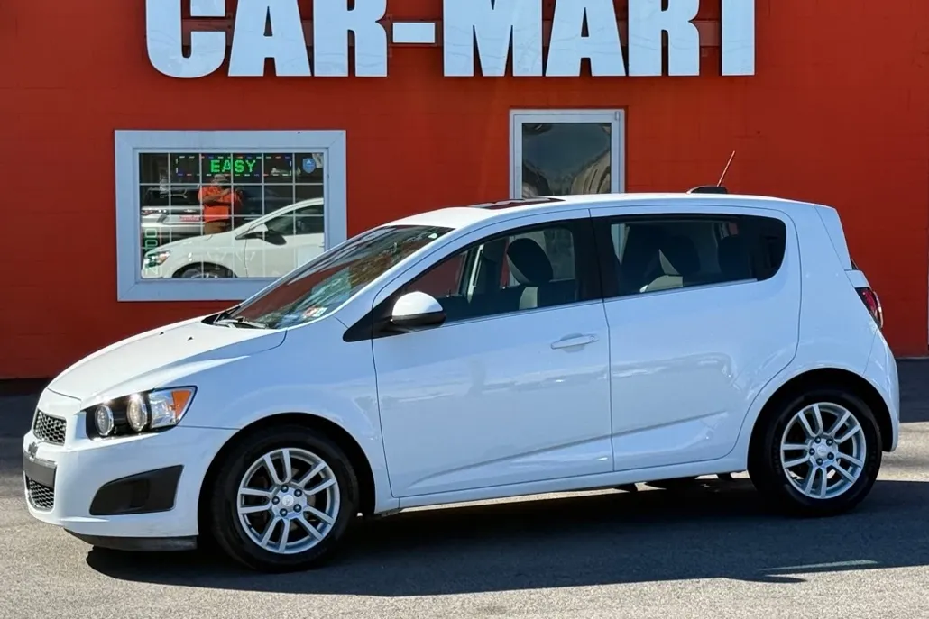 2016 Chevrolet Sonic LT photo 1