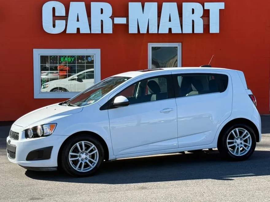 2016 Chevrolet Sonic LT photo 1