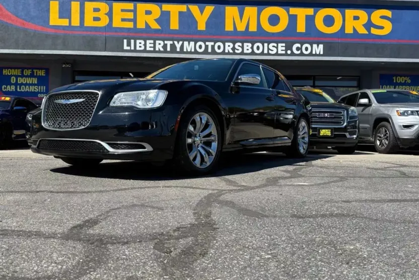 2018 Chrysler 300 Touring photo 1