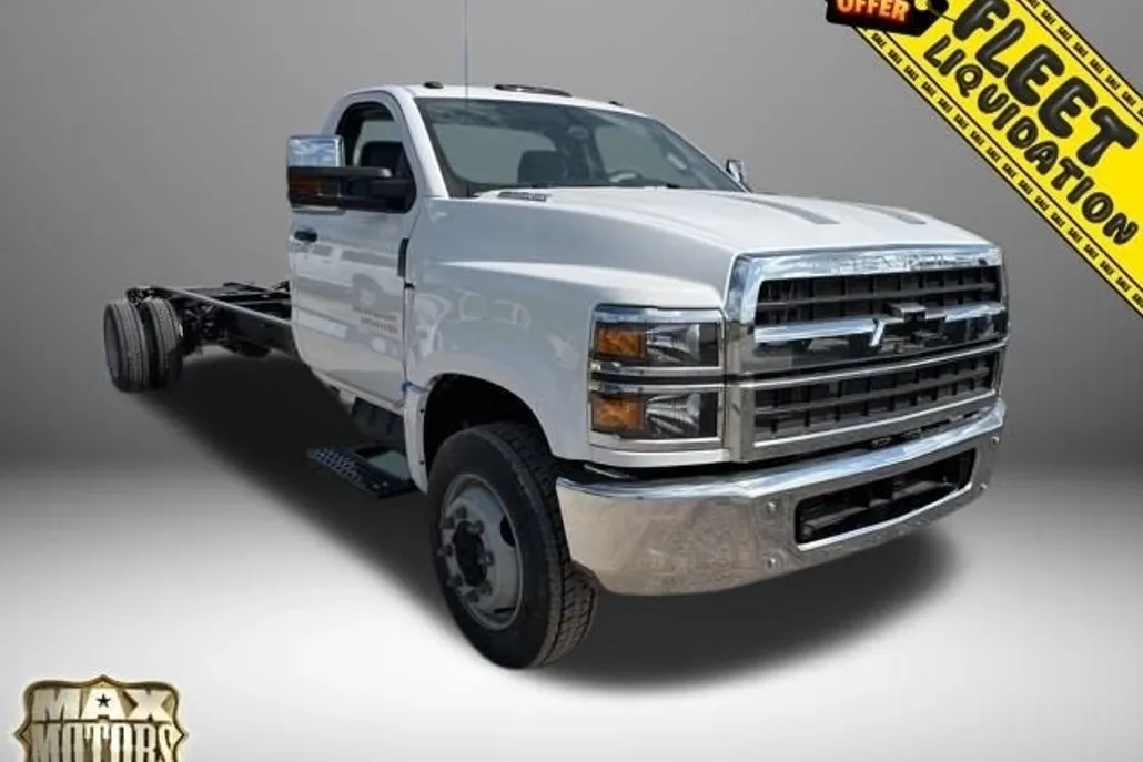 2023 Chevrolet Silverado 6500HD Work Truck photo 1