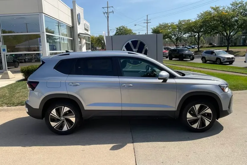 2025 Volkswagen Taos SE photo 1