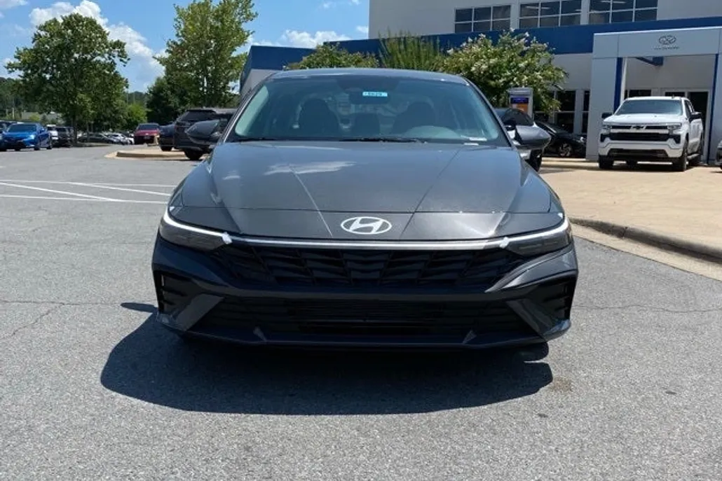 2025 Hyundai Elantra SE photo 1