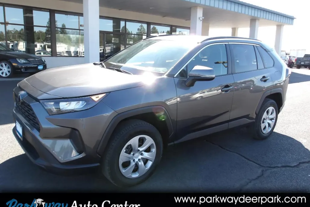 2020 Toyota RAV4 LE photo 1