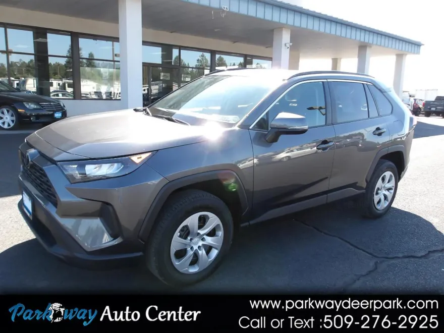 2020 Toyota RAV4 LE photo 1