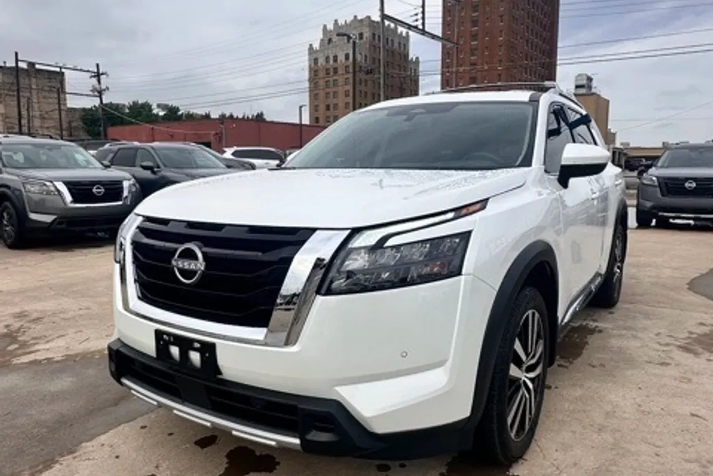 2025 Nissan Pathfinder Platinum photo 1