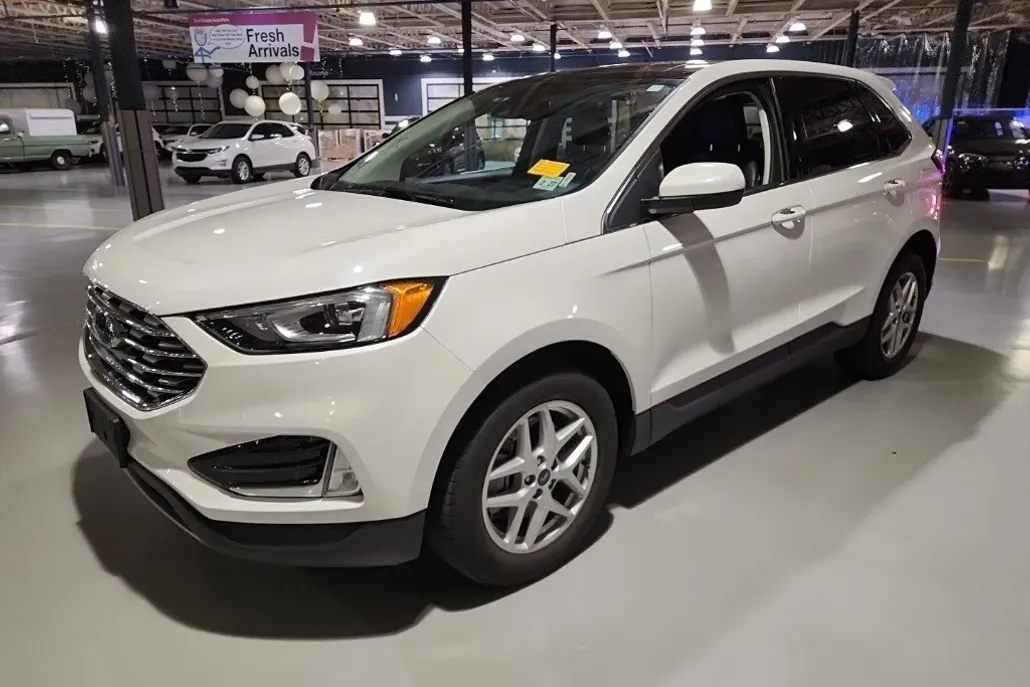 2022 Ford Edge SEL photo 1