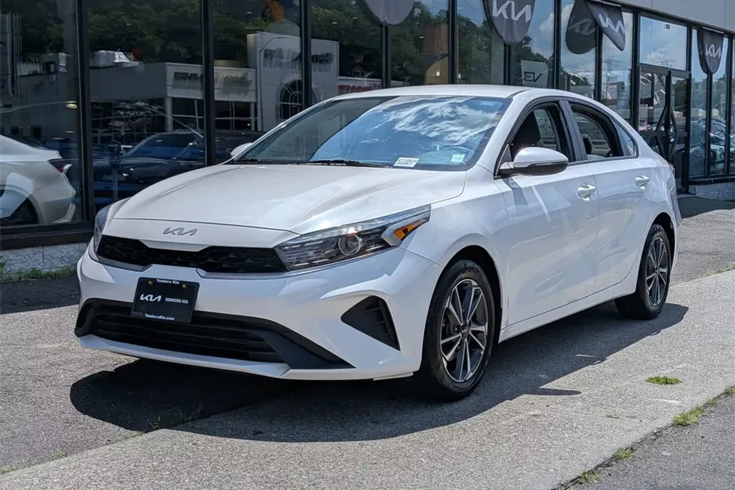 2023 Kia Forte LXS photo 1
