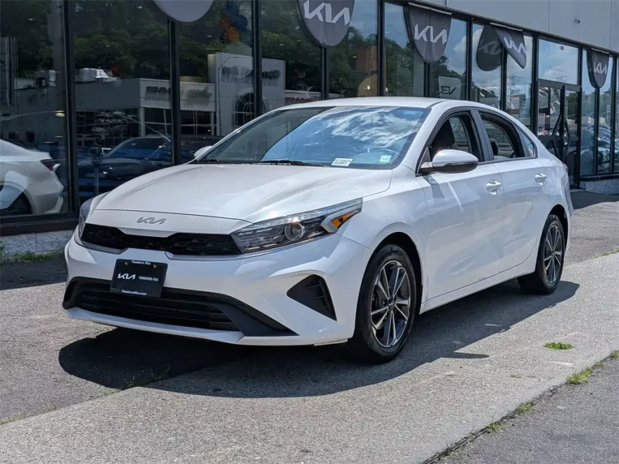 2023 Kia Forte LXS photo 1