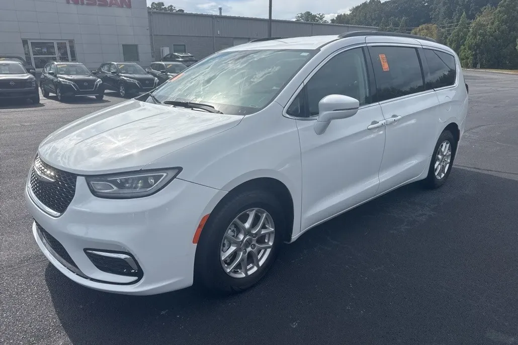 2022 Chrysler Pacifica Touring L photo 1
