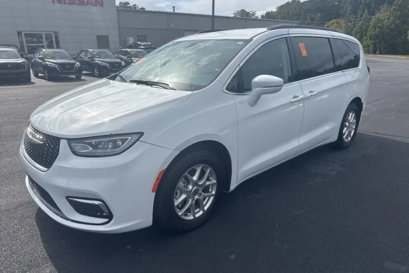 2022 Chrysler Pacifica Touring L photo 1
