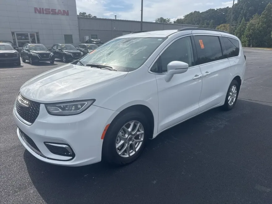 2022 Chrysler Pacifica Touring L photo 1