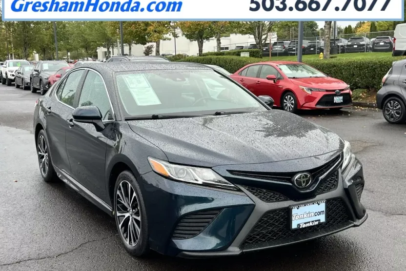 2020 Toyota Camry SE photo 1