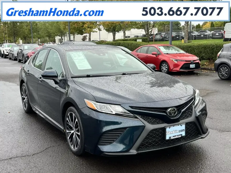 2020 Toyota Camry SE photo 1
