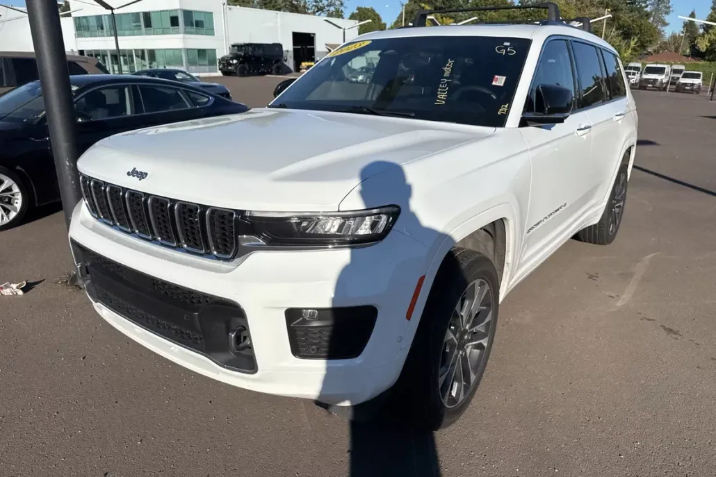 2023 Jeep Grand Cherokee Overland photo 1